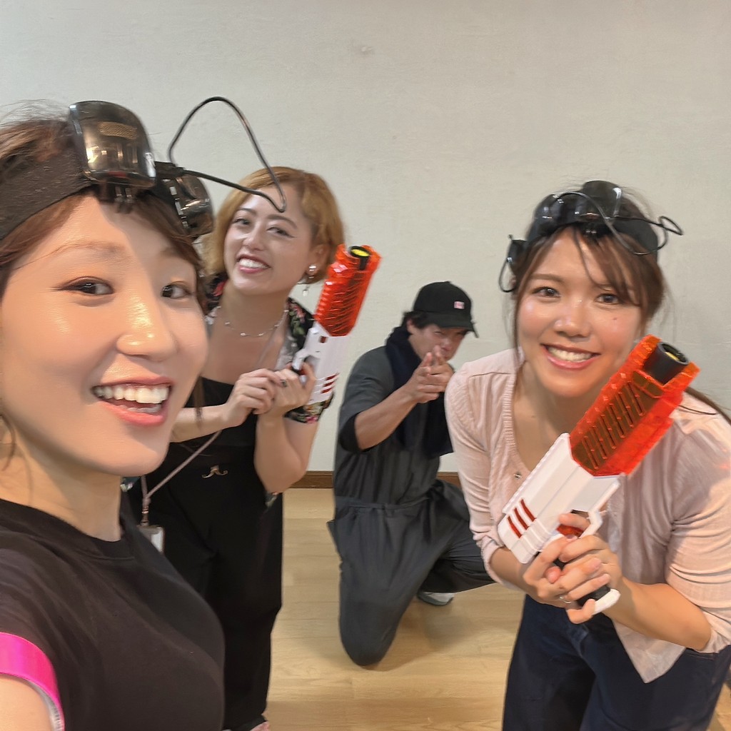 ブラスターを構えてポーズする4人の仲間グループ